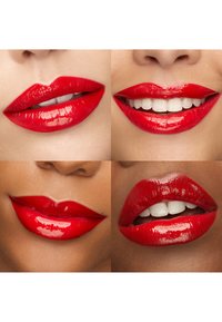 Quatre gros plans de lèvres diverses portant un rouge à lèvres rouge vif et brillant, certaines souriant et d'autres mordant partiellement leur lèvre inférieure.