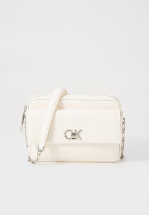 Borsa a mano rettangolare bianca realizzata in materiale sintetico liscio, con logo argentato, tracolla a catena rimovibile e chiusura a pattina.