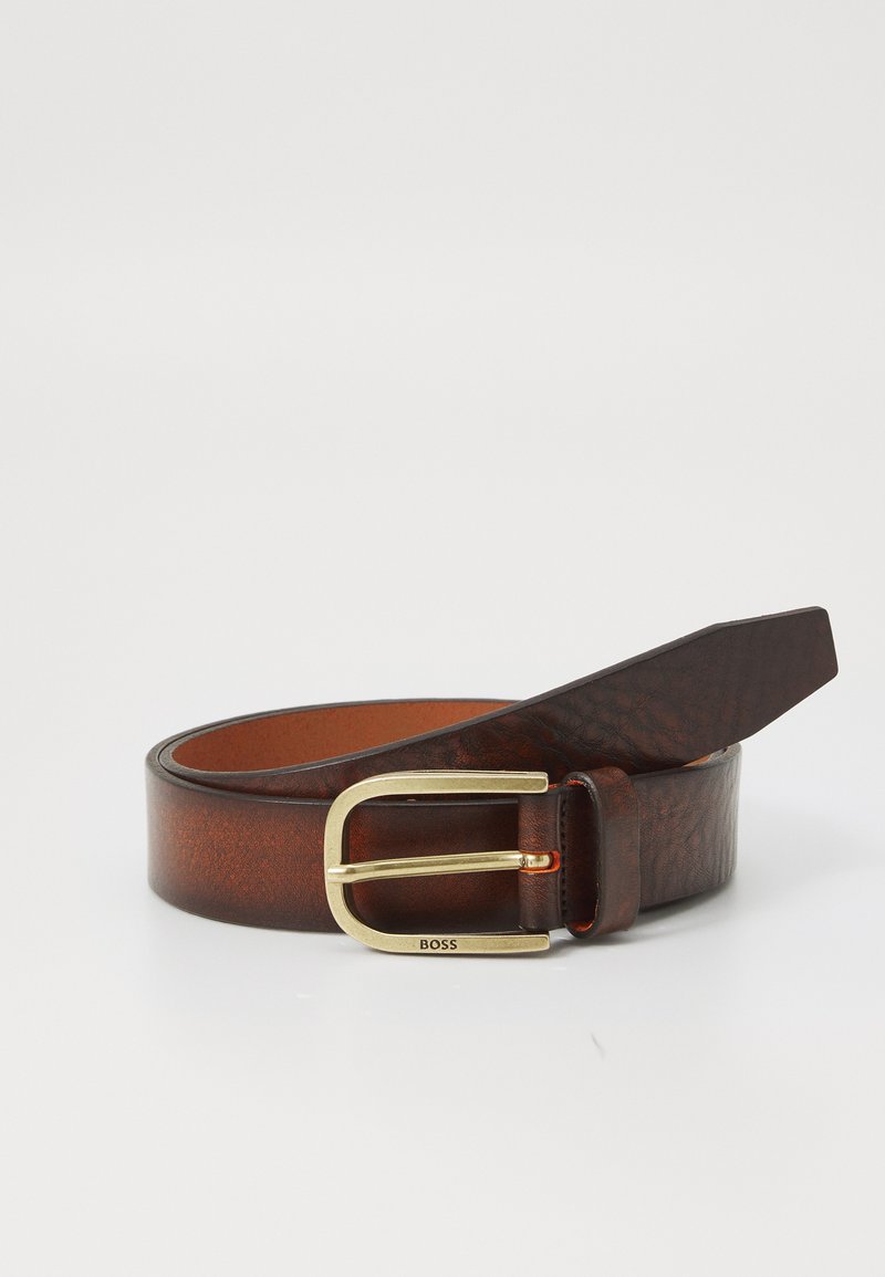 Brauner Ledergürtel mit einer rechteckigen Schnalle in Goldton. Glatte Oberfläche mit dezenten Musterdetails und spitz zulaufendem Ende für einen eleganten Look.
