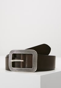 Ceinture en cuir marron foncé avec une boucle rectangulaire en métal argenté, présentant un bord texturé et une barre centrale lisse.