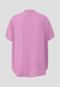 Roze blouse met korte mouwen, in een ontspannen pasvorm, met een ronde zoom en een kleine kraag. Zacht materiaal met een gladde textuur, met een plooidetail aan de achterkant.