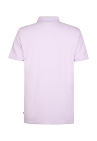 Světle fialová polokošile, krátké rukávy, tradiční límec, hladká textura a malá logo nášivka blízko dolní levé strany.