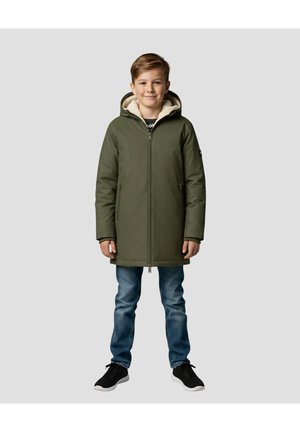 Giacca verde con cappuccio, chiusura frontale con cerniera e rivestimento in pile, abbinata a jeans blu e scarpe da ginnastica nere, indossata da un bambino.