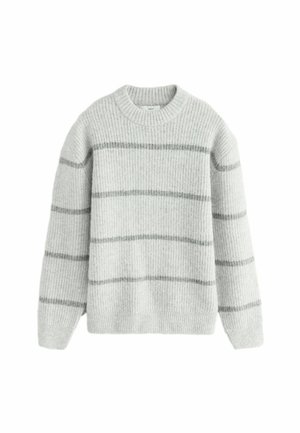 Grau gestreifter Pullover aus einem weichen, strukturierten Stoff. Merkmale sind ein runder Ausschnitt und lange Ärmel mit hell- und dunkelgrauen horizontalen Streifen.