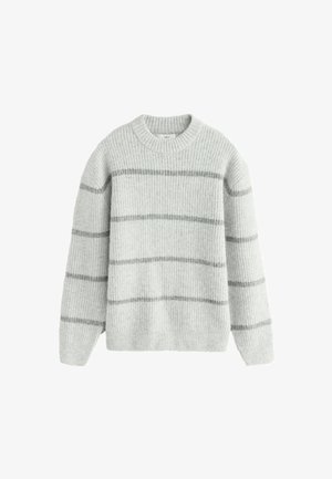 Pilkas juostuotas megztinis, pagamintas iš minkštos, tekstūruotos medžiagos. Turi apvalų iškirpimą ir ilgomis rankovėmis, su šviesiai ir tamsiai pilkomis horizontaliomis juostomis.