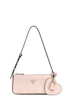 Sac à bandoulière rectangulaire rose clair avec sangle noire ajustable, fermeture éclair dorée, logo Guess et pendentif en forme de cœur avec accents dorés.