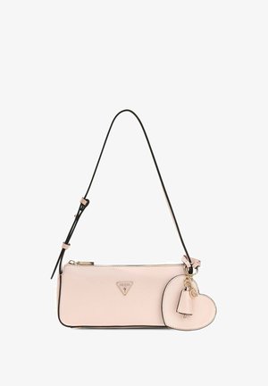 Sac à bandoulière rectangulaire rose clair avec sangle noire ajustable, fermeture éclair dorée, logo Guess et pendentif en forme de cœur avec accents dorés.