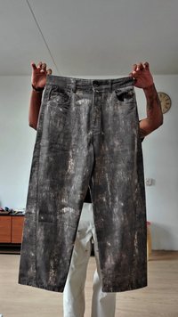 Černé a šedé ošoupané džíny s volným střihem, s vysokým pasem, pěti kapsami a kontrastními světle barevnými skvrnami od barvy.