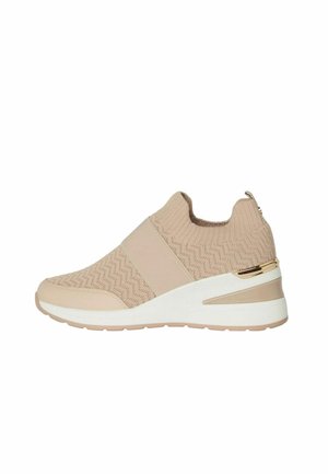 Beige Strick-Sneaker mit breitem elastischen Riemen, strukturiertem Obermaterial, gepolstertem Schaft und Keilsohle. Goldakzent an der Ferse.