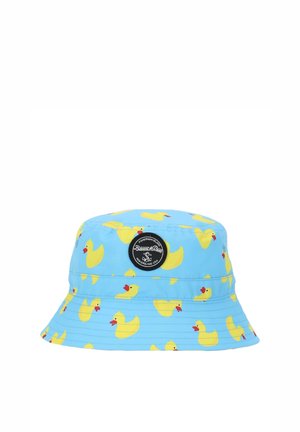 Lichtblauwe emmerhoed met patroon van gele rubberen eendjes en een ronde zwarte patch met logo aan de voorkant met de tekst "Fisherman Island New England USA."