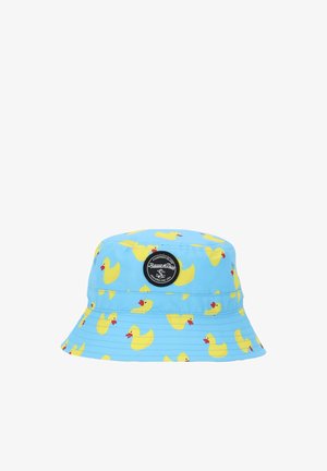 Chapeau seau bleu clair avec motif de canard en caoutchouc jaune et un patch rond noir à l'avant portant le logo "Fisherman Island New England USA".