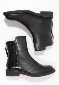 Stivali neri alla caviglia con pelle liscia e dettagli in stampa coccodrillo. Il design include una punta tonda e un tacco piccolo.
