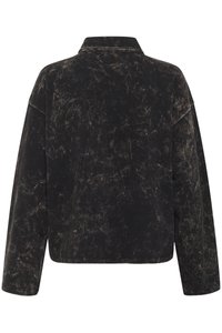 Svart denimjakke med en svakt falmet, teksturert overflate, med spredt krage og nedre skuldre, designet for en avslappet passform.