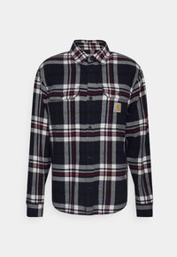 Navy, valkoinen ja punainen ruudullinen flanellipaita, jossa on kaksi rintataskua ja napitettavassa suunnittelussa. Materiaali vaikuttaa pehmeältä ja siinä on teksturoitu pinta.