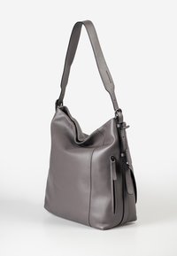 Graue Leder-Schultertasche mit einer weichen, strukturierten Oberfläche. Verfügt über einen einzelnen verstellbaren Trageriemen und eine Reißverschlusstasche an der Seite.