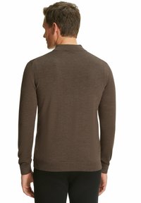 Brauner Pullover mit langen Ärmeln, strukturiertem Strick und gerippten Bündchen. Verfügt über einen klassischen Kragen, eine taillierte Passform und eine einheitliche Farbe.