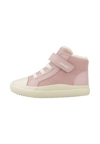 Zapatilla infantil alta de color rosa con cordones blancos, una correa de Velcro etiquetada "GEOX", una suela beige y forro de felpa visible en el tobillo.