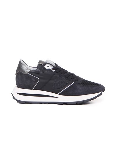 Sneaker nera con un mix di materiali in rete e suede, dettagli argentati, punta rotonda e una suola intermedia bianca con suola esterna nera.