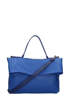 Borsa a mano in pelle blu con superficie texturizzata, dotata di patta superiore, due manici e una tracolla rimovibile.