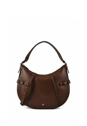 Bolso marrón de cuero para el hombro con forma curva, correa ajustable y pequeño logo metálico en el centro frontal.