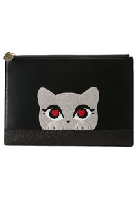 Musta nahkainen clutch-laukku, jossa hopeanvärinen kimaltava kissan kasvojen kuvio, punaiset sydänsilmät ja kimaltava musta alareuna. Vetoketjukiinnitys.