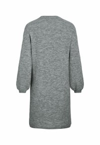 Siva pletena obleka z rebrasto teksturo, dolgimi balonastimi rokavi in sproščenim krojem. Ima okroglo vratno odprtino in dolžino do kolen.