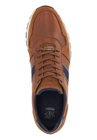 Bruine leren sneakers met marineblauwe accenten, voorzien van ronde veters, een gestructureerde bovenkant en een gevoerde zool. Gouden branding op de tong.