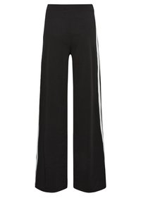 Czarne spodnie w szerokim kroju o luźnym fasonie, z miękką teksturą i białymi paskami po bokach. Elastyczny pasek w talii dla wygody i łatwości noszenia.