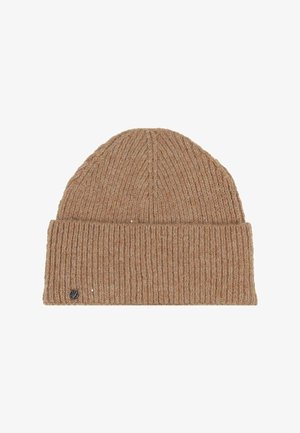 Pruun ribaga kootud müts koos volditud servaga ja väikese ümmarguse metallist logo sildiga ääre lähedal valgel taustal.