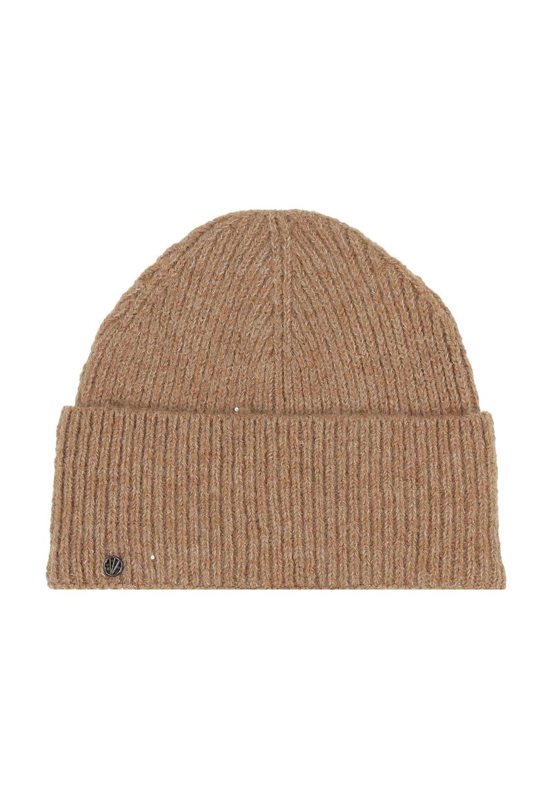 Brązowa dzianinowa beanie z żeberkowym wzorem, z podwiniętym mankietem i małą okrągłą metką z metalowym logo blisko krawędzi, na białym tle.