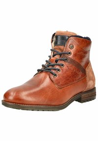 Botín de cuero marrón con un acabado suave y acentos de ante. Presenta cordones redondos, ojales de metal y una franja lateral texturizada.