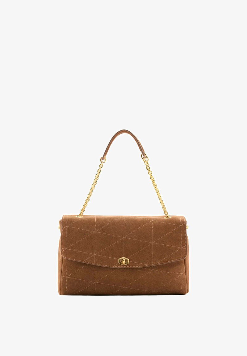 Sac à main en daim marron avec couture matelassée en losange, chaîne dorée et poignée en cuir, et un fermoir central doré à torsion.