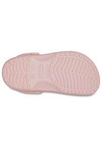 Suela de zapato de goma rosa con un patrón de relieve texturizado, que presenta detalles de agarre circulares y rectangulares para tracción y durabilidad.