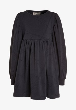 Langærmet sort kjole med subtile abstrakte linjemønstre, indsnæret talje, puffede ærmer og manchetter ved håndleddene.