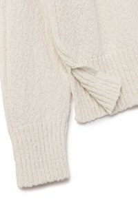 Cremfarbener Strickpullover mit geripptem Saum und Bündchen, der eine gedrehte Detail an den Ärmeln aufweist. Strukturierter Stoff mit sichtbaren Nähten.