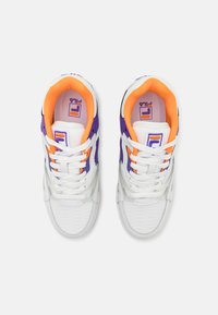 Sneakers bianchi con accenti viola e arancioni, caratterizzati da un design perforato, punta tonda e chiusura con lacci. Il logo del marchio è visibile.