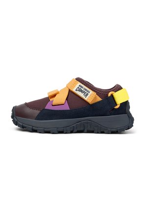Chaussure de sport multicolore avec un dessus marron foncé, semelle noire, sangles jaunes et oranges, accent violet, et étiquette "Bob Choses Camper" sur la sangle.