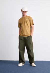 New Balance ESSENTIALS - Basic T-shirt - brown