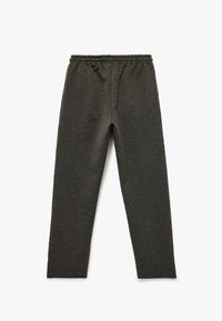 Dunkelgrüne Sporthose aus weichem Stoff, mit einem elastischen Bund und einem schlanken Schnitt, ohne sichtbare Muster oder Metallteile.