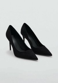 Zapatos de salón de ante negro con tacón alto, punta afilada y diseño elegante. Los zapatos tienen un forro interior suave y tacones de aguja delgados.