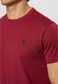 U.S. Polo Assn. ARJUN - Basic póló - tibetan red