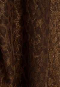 Tela de estampado de leopardo marrón con un brillo metálico, que presenta un tejido de malla texturizada y manchas oscuras en contraste. Caída suave.