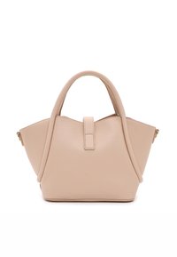 Borsa in pelle beige con un design strutturato, manici superiori arrotondati e chiusura a linguetta centrale. Presenta una texture granulosa e dettagli dorati.