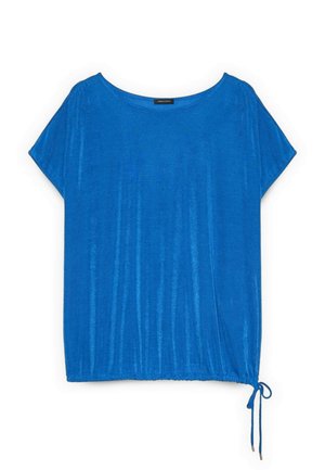 Blå velour top med korte ærmer, bådudskæring og snøredetalje nederst på højre side.