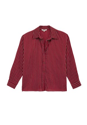 Camicia rossa a maniche lunghe con bottoni e righe verticali bianche, con colletto appuntito, distesa su uno sfondo bianco.