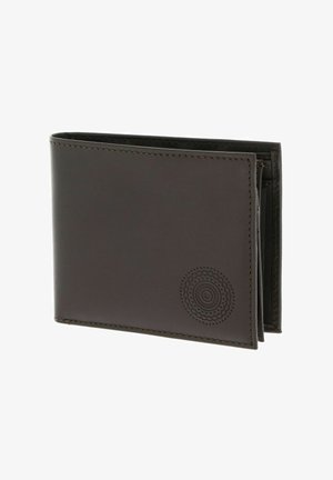 Portefeuille bifold en cuir brun foncé avec motif circulaire embossé dans le coin inférieur droit, présenté légèrement ouvert sur fond blanc.