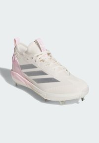 Bijele i svijetlo ružičaste Adidas DIZERO kopačke sa sivim prugama i metalnim klinovima na svijetloj pozadini, nagnute lijevo.