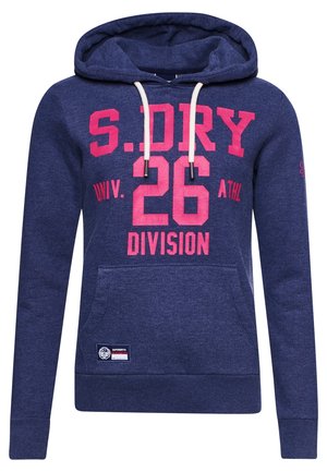 Sweat à capuche bleu marine avec cordons blancs, texte rose "S. DRY 26 DIVISION" et poche kangourou à l'avant.