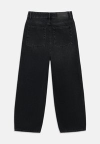 Sorte denim jeans, bred ben-design, med to baglommer og lige kant. Stoffet har en glat, let tekstureret overflade.