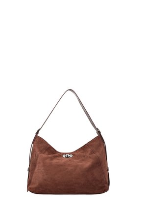 Brun ruskind skuldertaske med en enkelt rem og sølv drejelås lukning foran, vist mod en hvid baggrund.